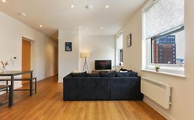 Modern 2-Bed Apartment, Free Parking, City Centre, Netflix & Pet Friendly - Hosted By Stay Host Save
